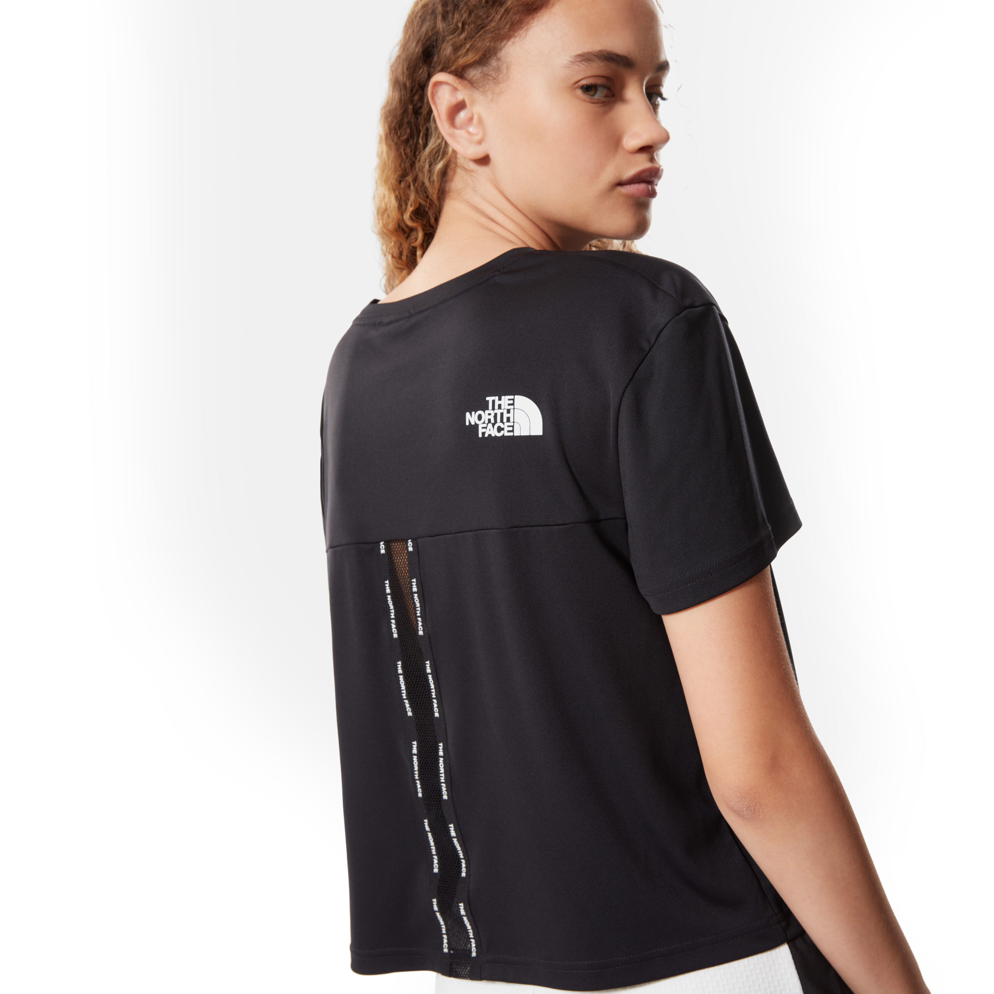 Женская футболка MOUNTAIN ATHLETICS CROPPED (черный) - изображение №1
