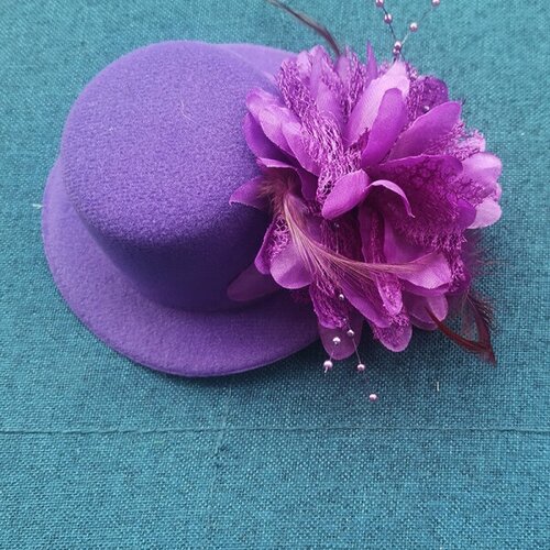 Шляпка на заколке карнавальная "Цветок с перьями", 13 см, цвет фиолетовый