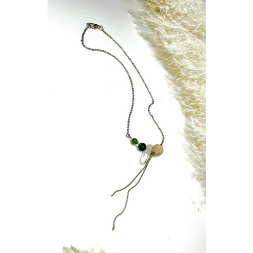 Колье MaRo Колье женское, в серебристом цвете, с подвеской из зелёного змеевика и горного хрусталя, украшение на шею на цепочке, в подарочной коробке. Колье «Подснежник» от MaRo, змеевик, агат, горный хрусталь, длина 45 см., серебряный, зеленый (зеленый/серебристый/серебристый-зеленый)
